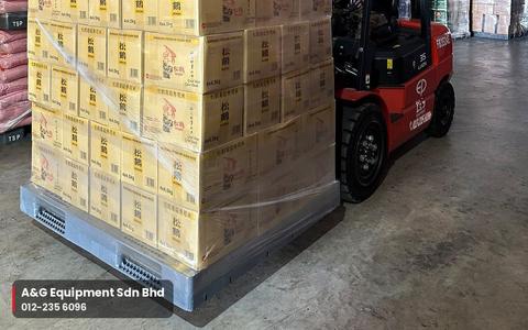 EP lithium-ion battery forklift moving pallets between racking inside a warehouse in Johor