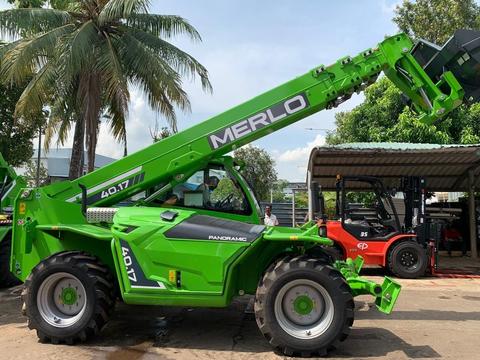 Merlo 40.17 telehandler with its telescopic boom raised – telehandler rental Johor